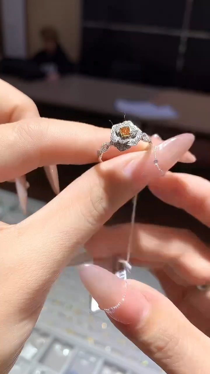 【闪购商品】钻石戒指18K金镶嵌戒指