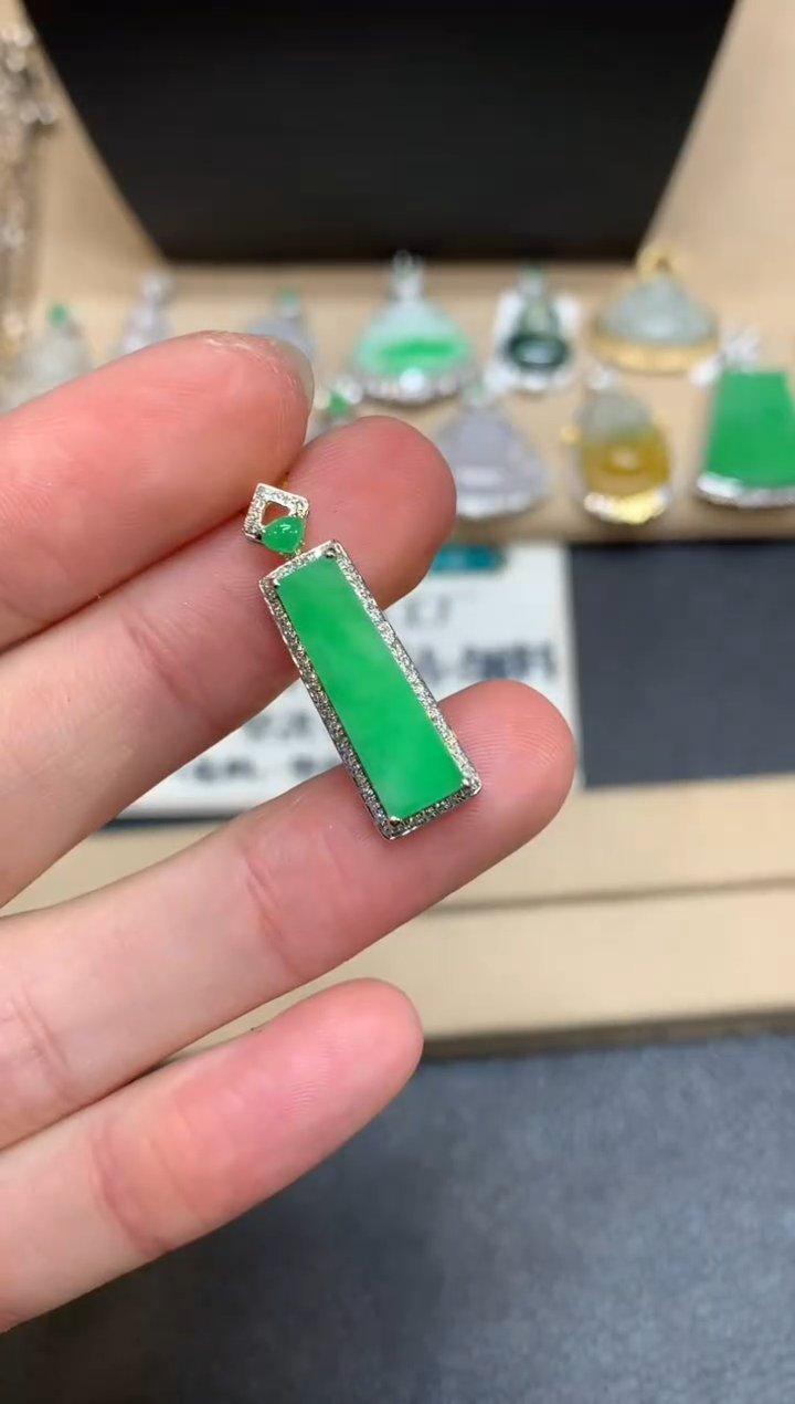 【闪购商品】翡翠颈饰18K金镶嵌无事牌【无服务费】