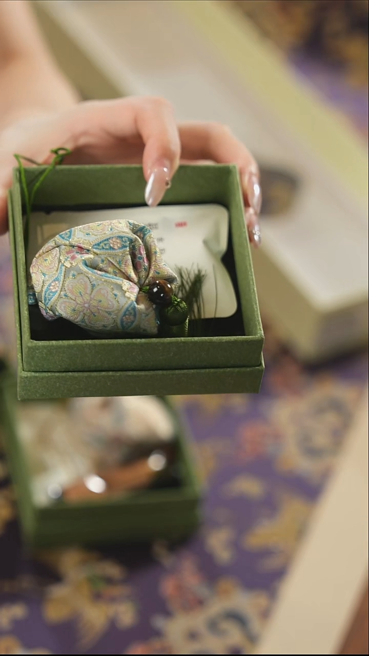 蓝色香囊···········