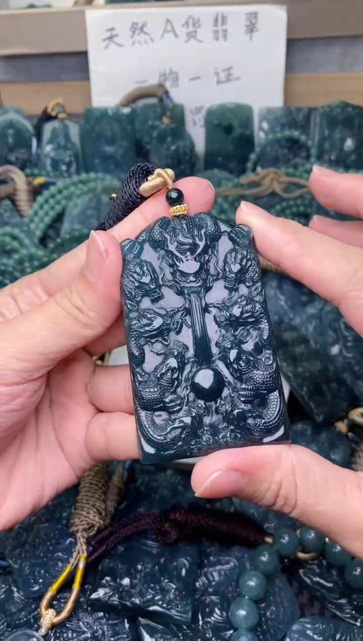 翡翠未镶嵌颈饰          