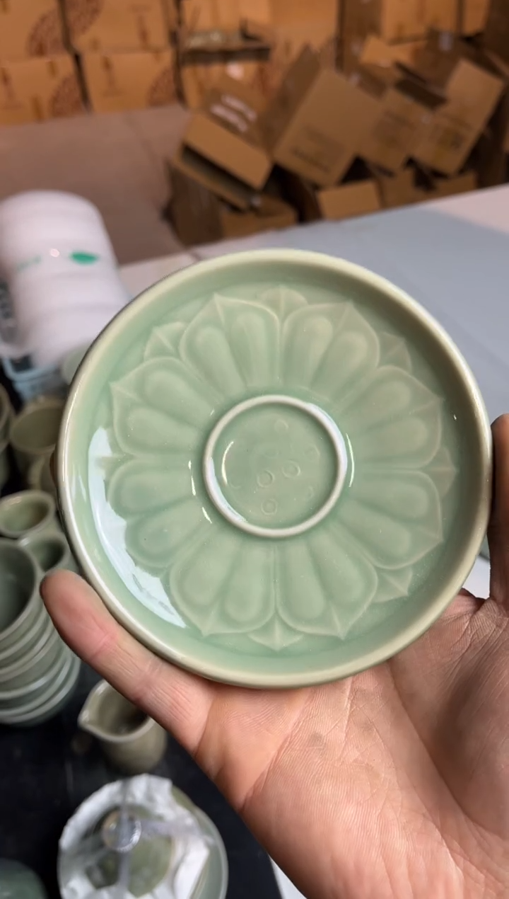 【闪购商品】瓷微瑕青釉莲瓣拖1个