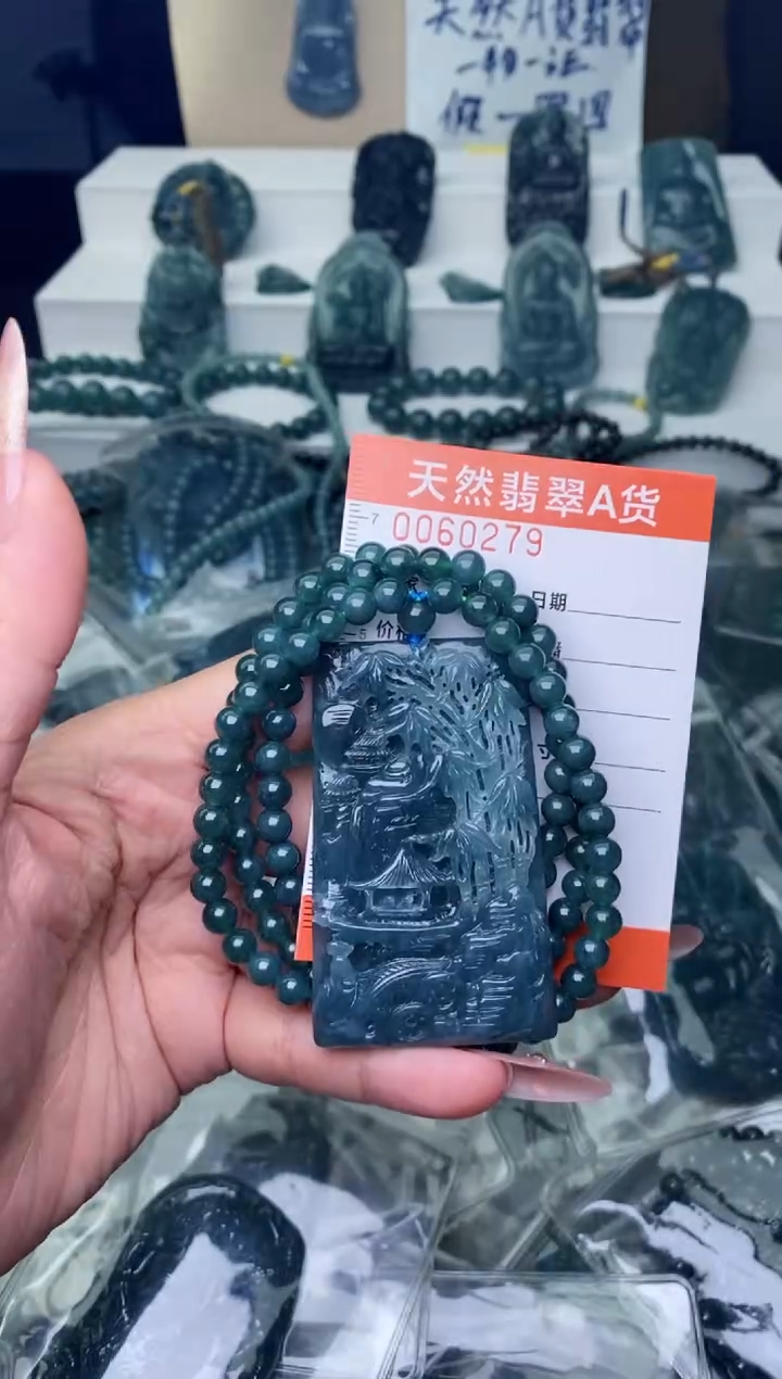 翡翠未镶嵌颈饰·············