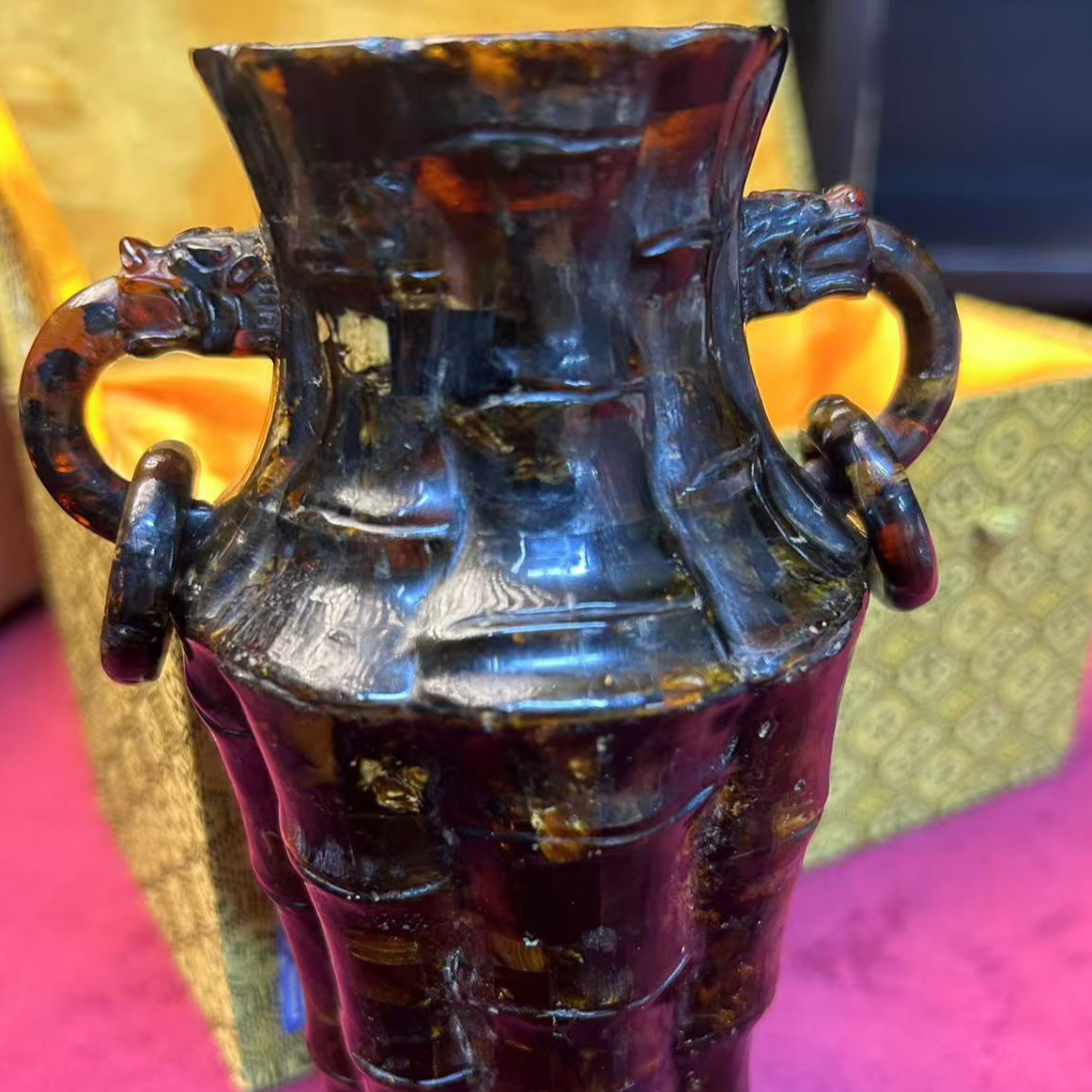 抚顺琥珀内空双耳宝瓶