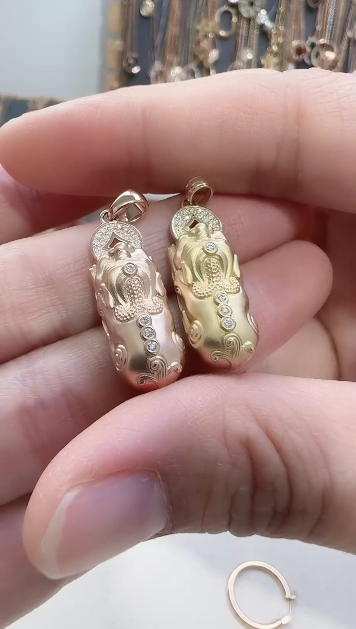 【闪购商品】钻石吊坠(不含链)18K金镶嵌多样性发货发其一