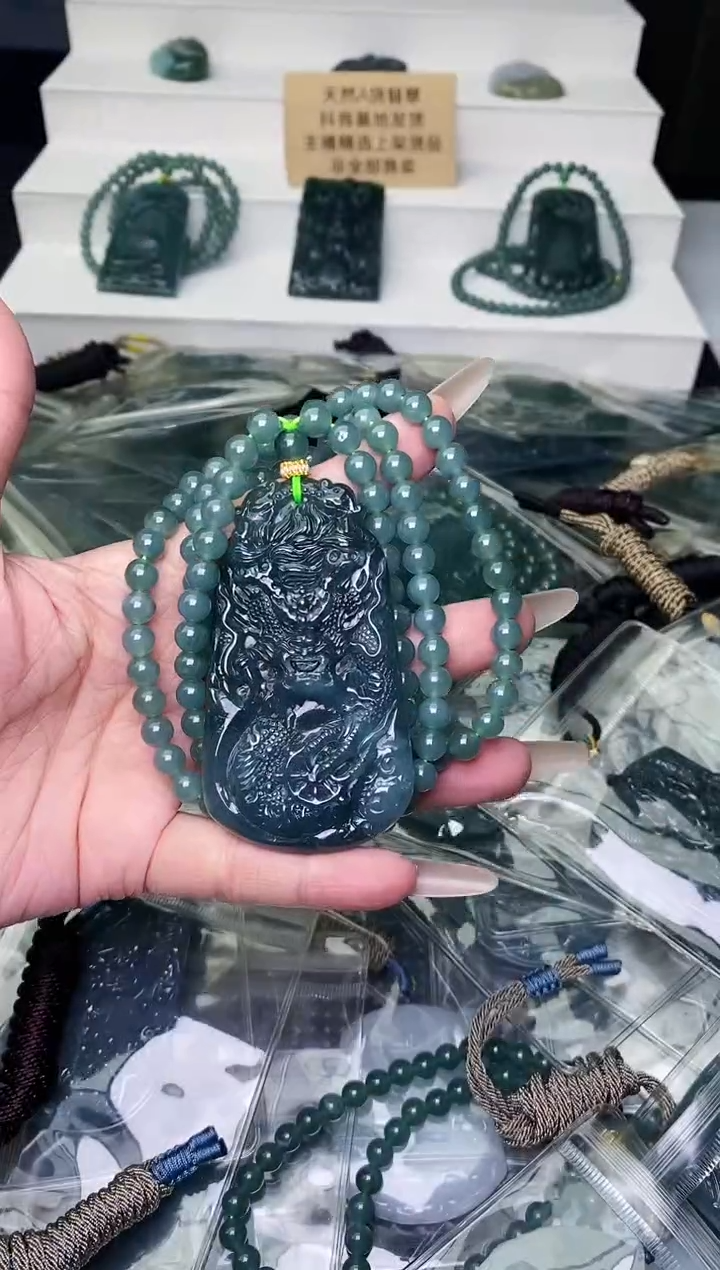 颈饰未镶嵌翡翠 