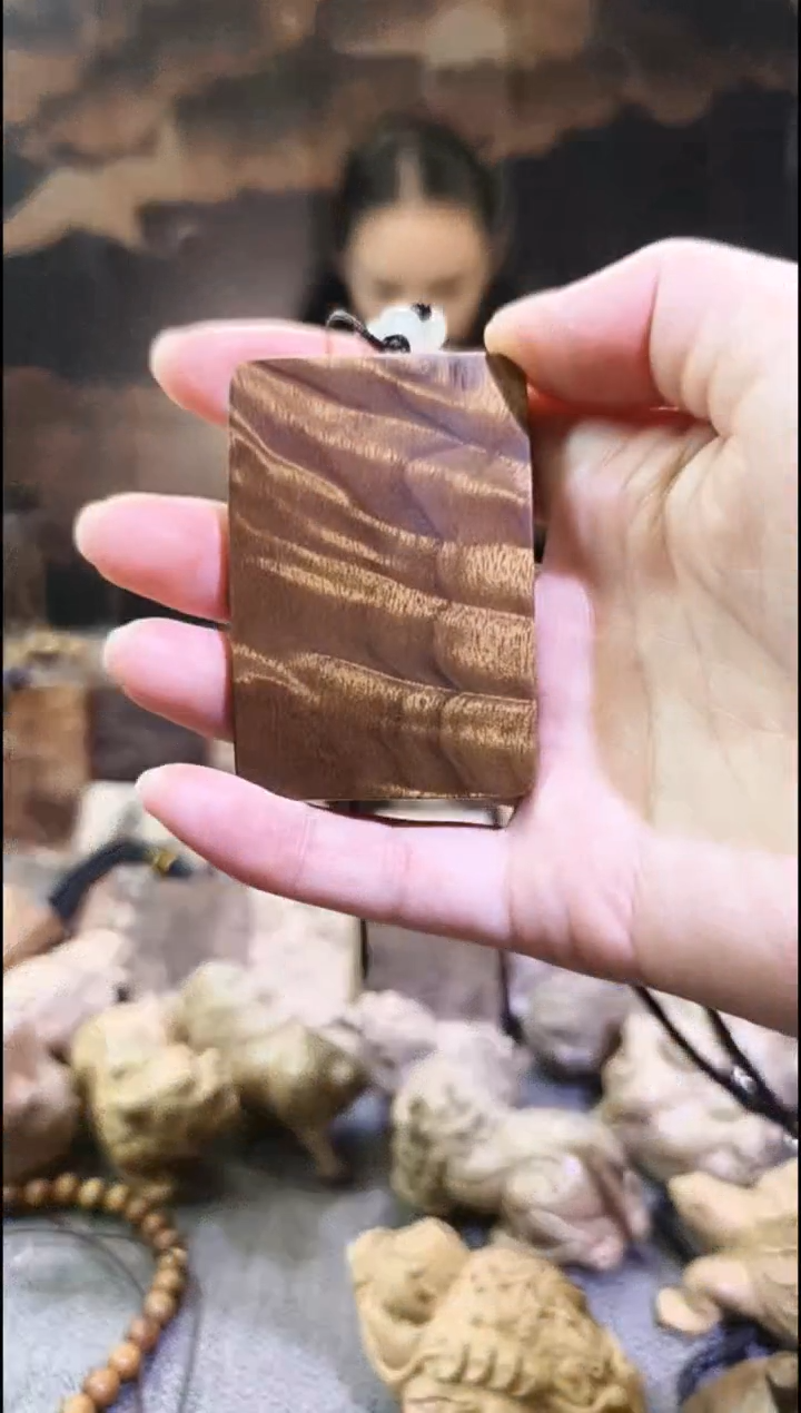 金丝      楠无事牌手把件