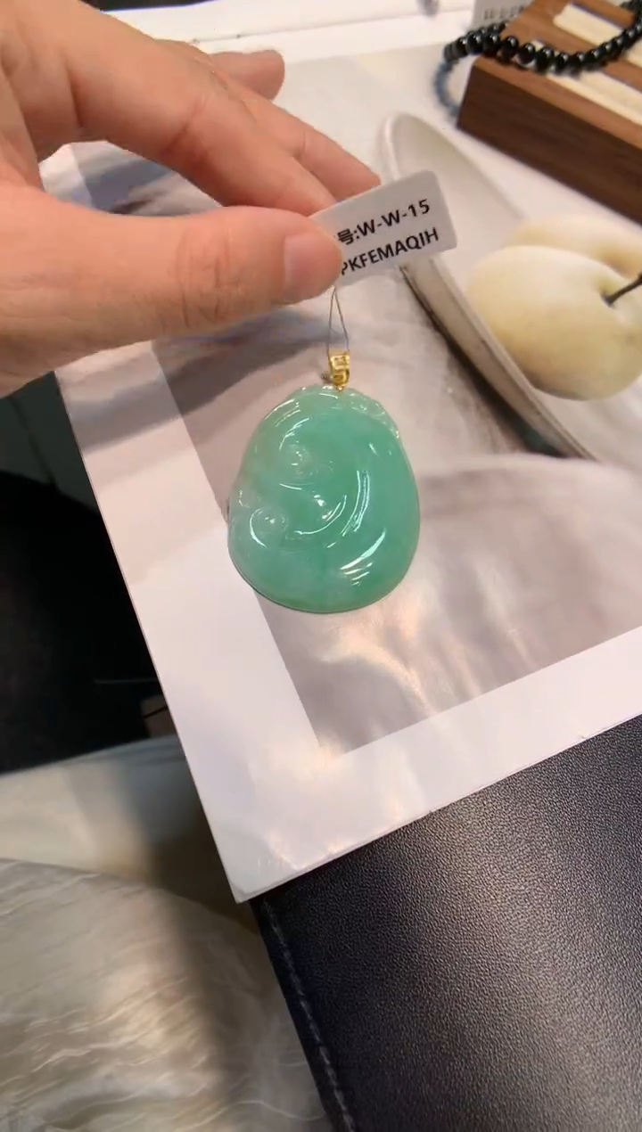 颈饰18K金镶嵌翡翠如意