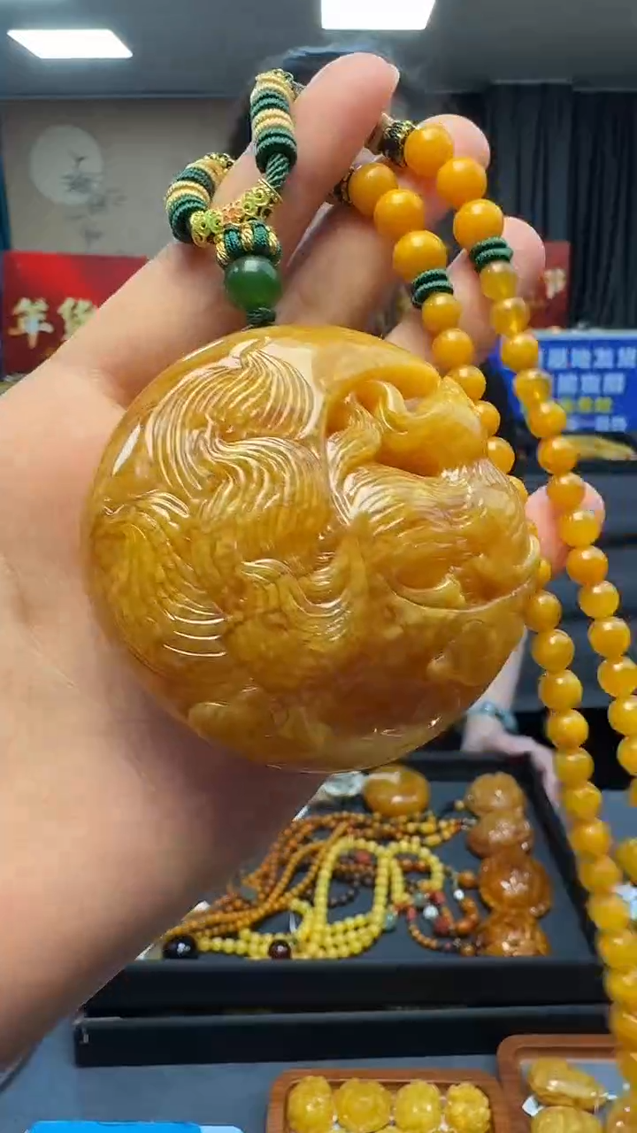 琥珀吊坠(赠链)未镶嵌天然保真蜜蜡雕刻件