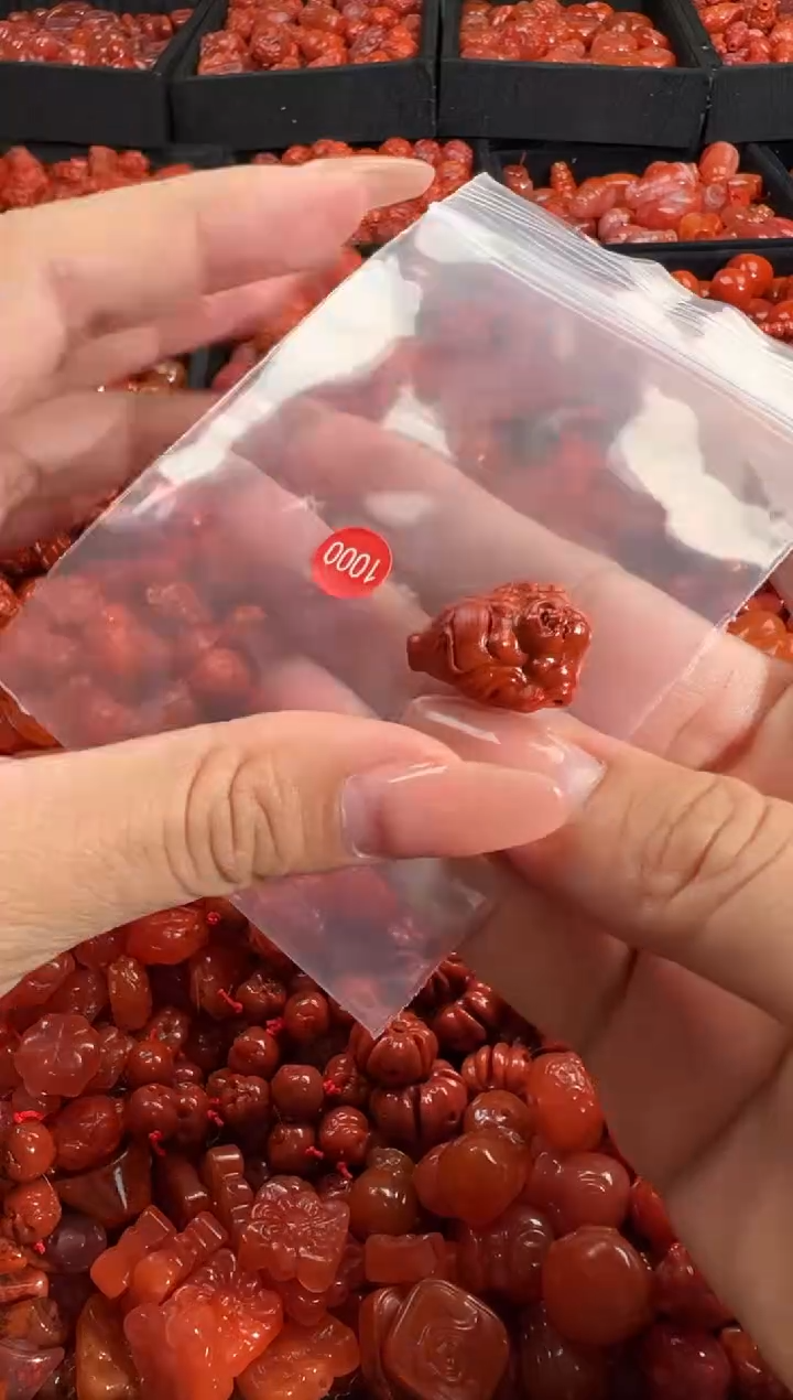 南红玛瑙未镶嵌颈饰1