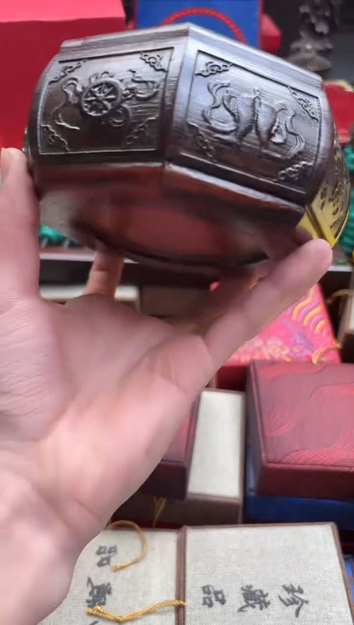 檀香紫檀（小叶紫檀）——————瓷———————烟灰缸