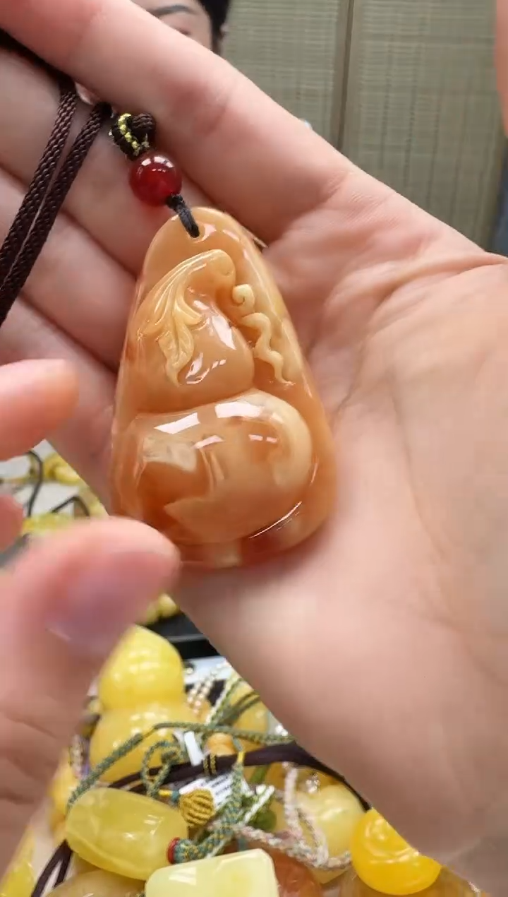 未镶嵌琥珀裸石如图