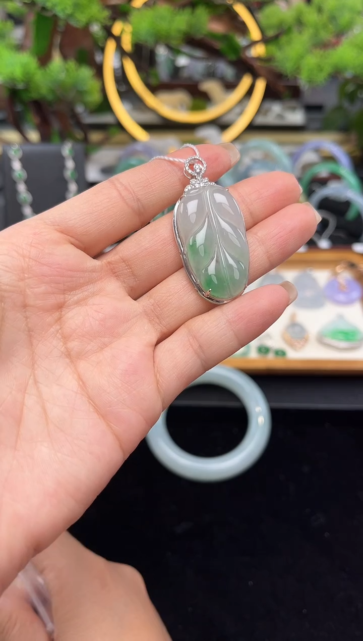 颈饰18K金镶嵌翡翠吊坠