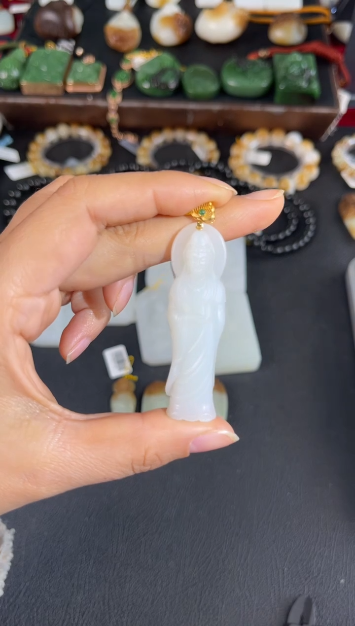 颈饰18K金镶嵌和田玉吊坠