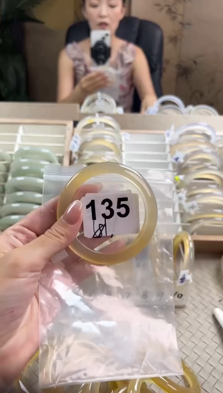 手镯玛瑙/玉髓未镶嵌H***i135
