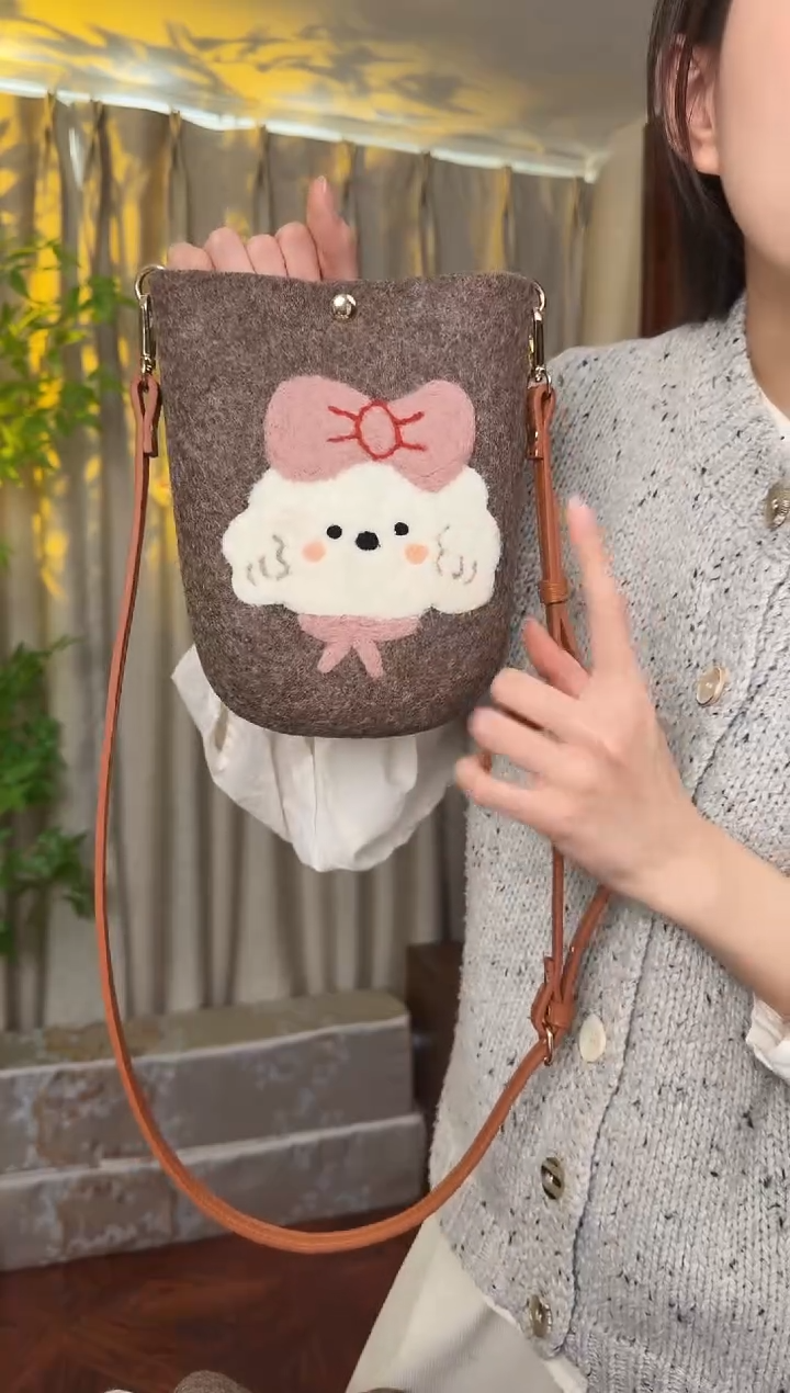 羊毛非遗羊毛毡包 手机包小狗