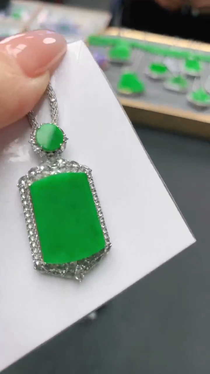 【闪购商品】翡翠颈饰18K金镶嵌赠礼盒证书