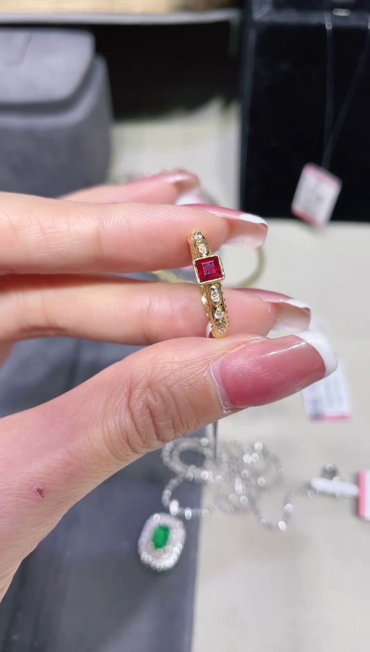 18K金镶嵌天然红宝石戒指