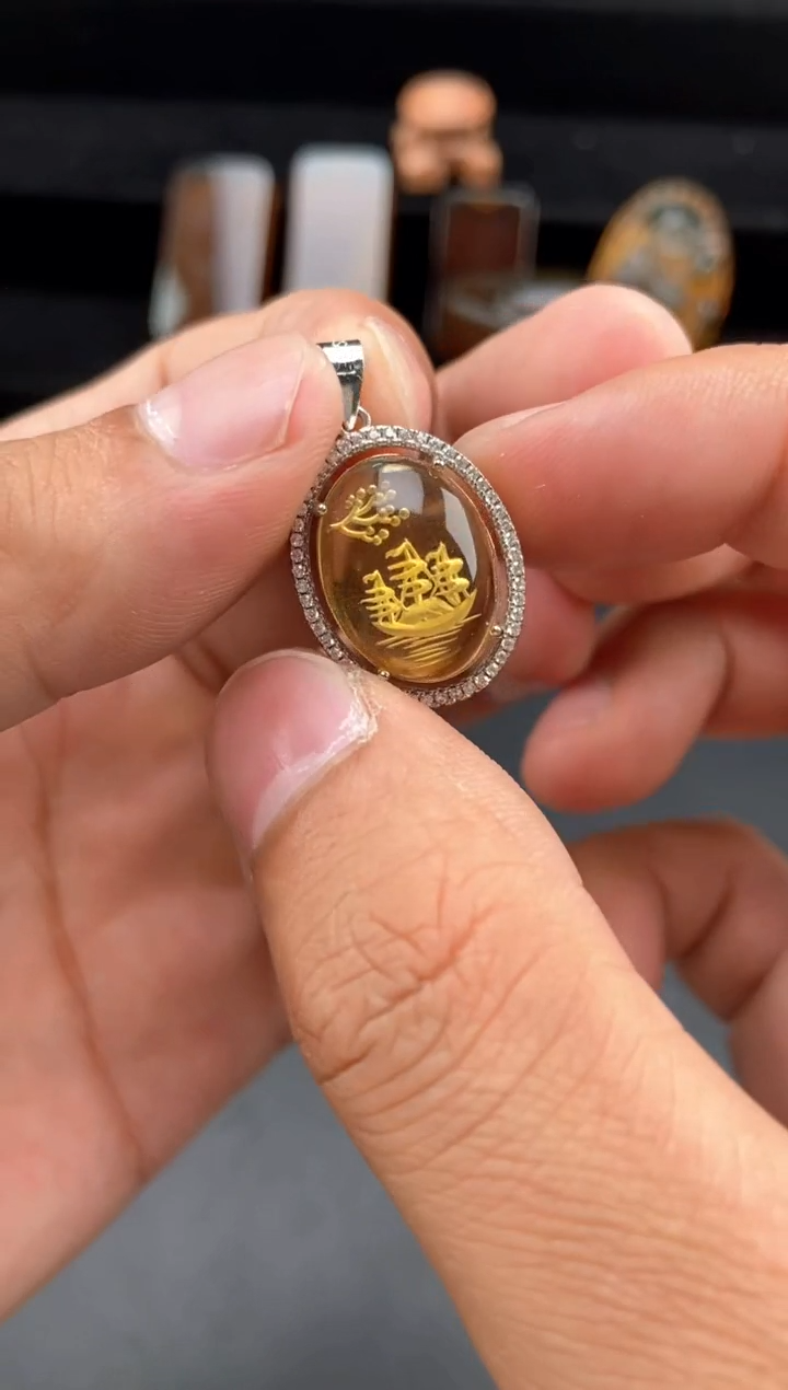 琥珀颈饰未镶嵌阴雕一帆风顺吊坠