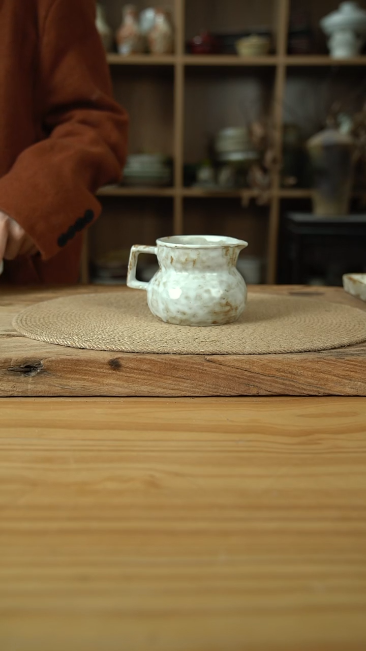 粉影系列的带把手奶壶1个