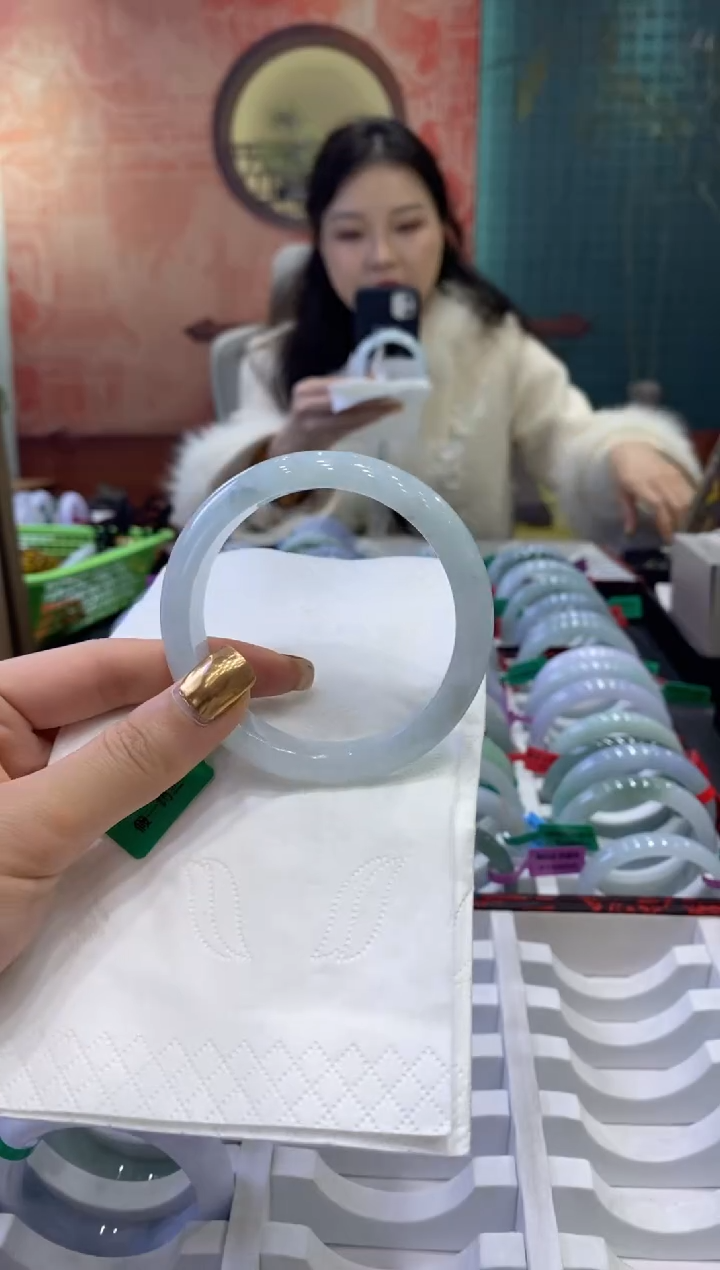 【闪购商品】翡翠手镯未镶嵌多人17426