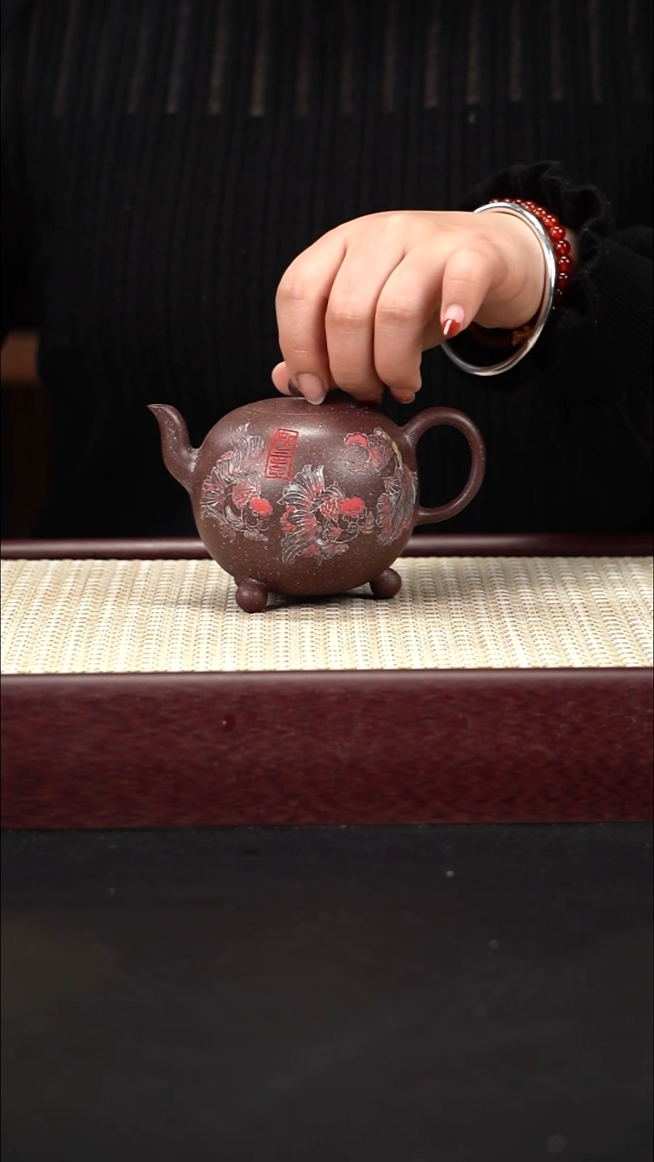 茶壶紫砂白银砂 三足美人肩