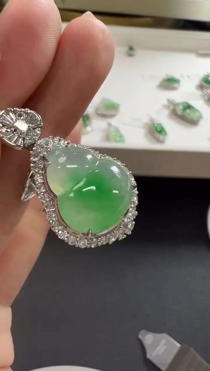 颈饰18K金镶嵌翡翠KGJH1128-051