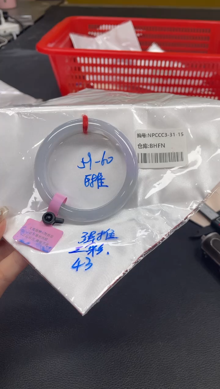 翡翠手镯未镶嵌翡翠手镯