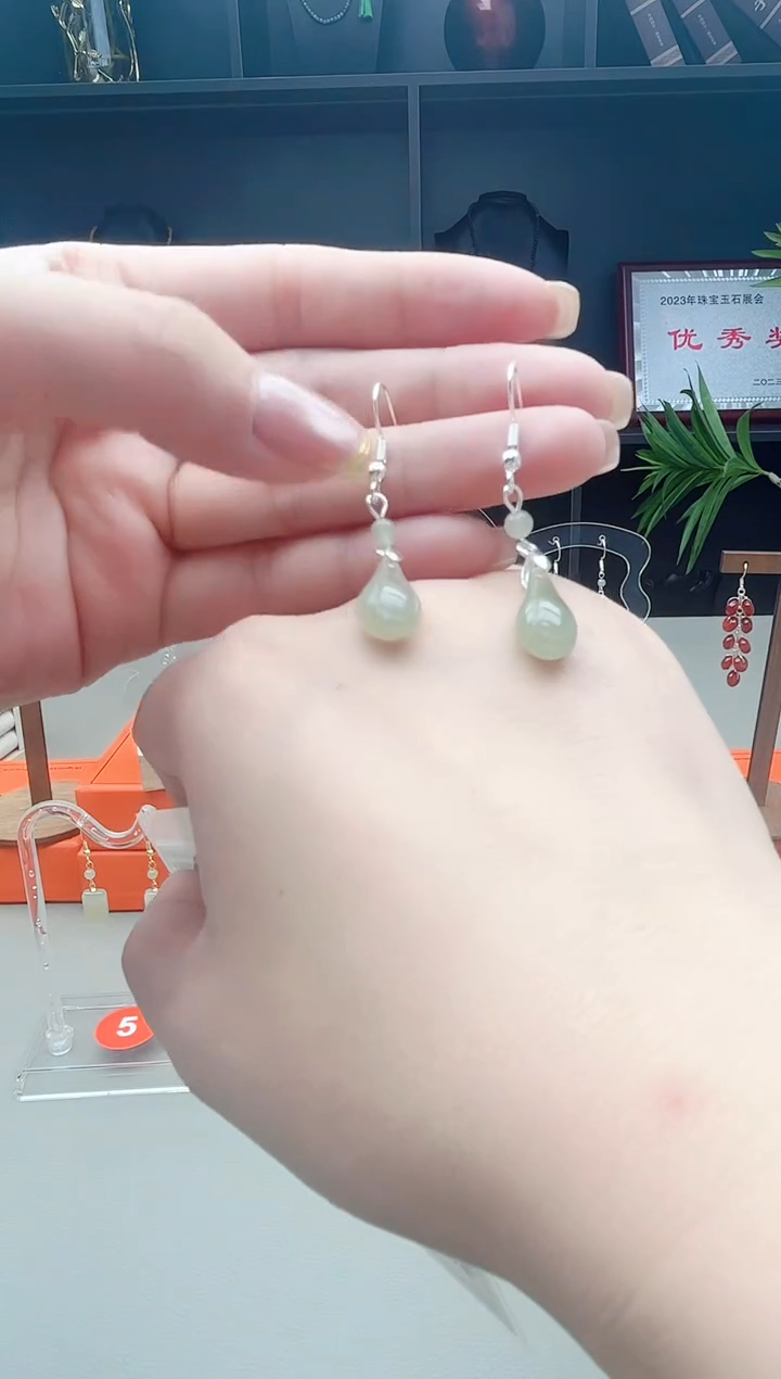 未镶嵌和田玉耳饰玉兰花