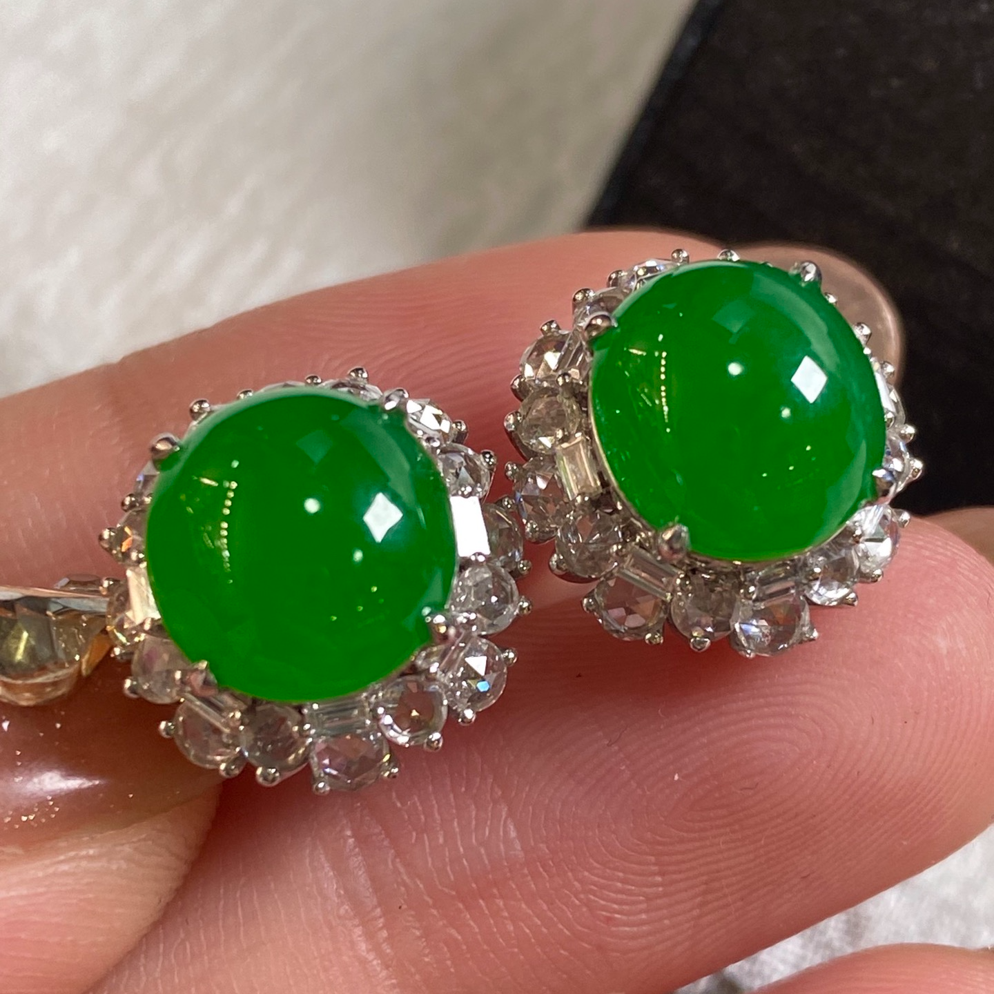 正阳绿蛋面翡翠耳钉 整体尺寸14-10.2。裸石10-9.5-4.5|珠光宝气