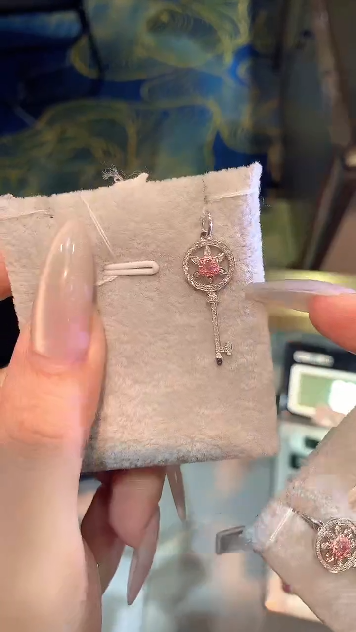 【闪购商品】钻石吊坠18K金镶嵌吊坠