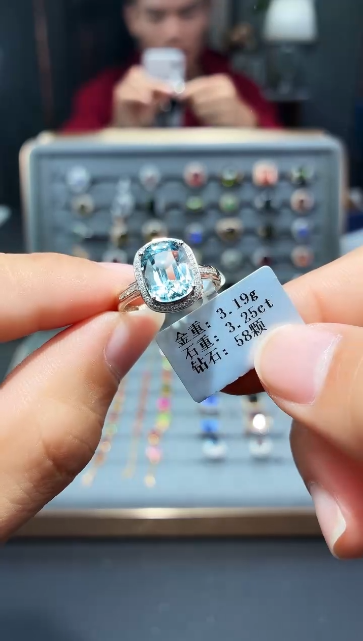 18K金镶嵌戒指海蓝宝石3.25配钻