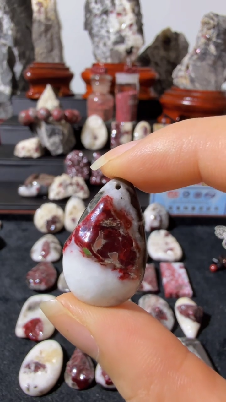 天然辰砂天然辰砂天然朱砂大晶砂随行吊坠