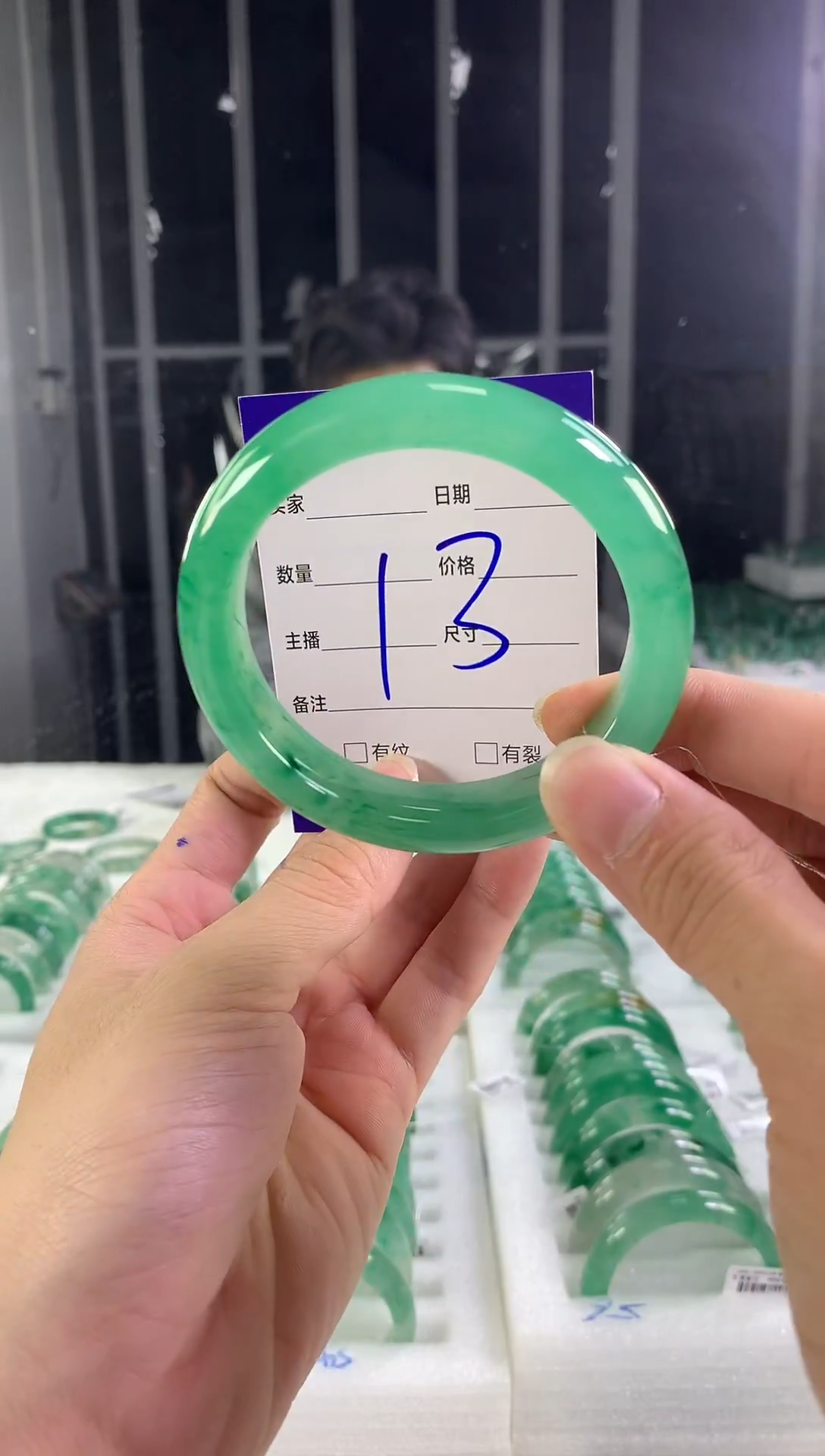 未镶嵌手镯石英质玉（非洲翠）可**乐1