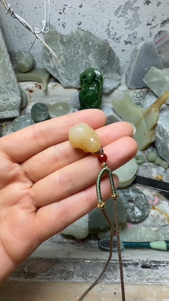 项链未镶嵌和田玉貔貅 有黑点