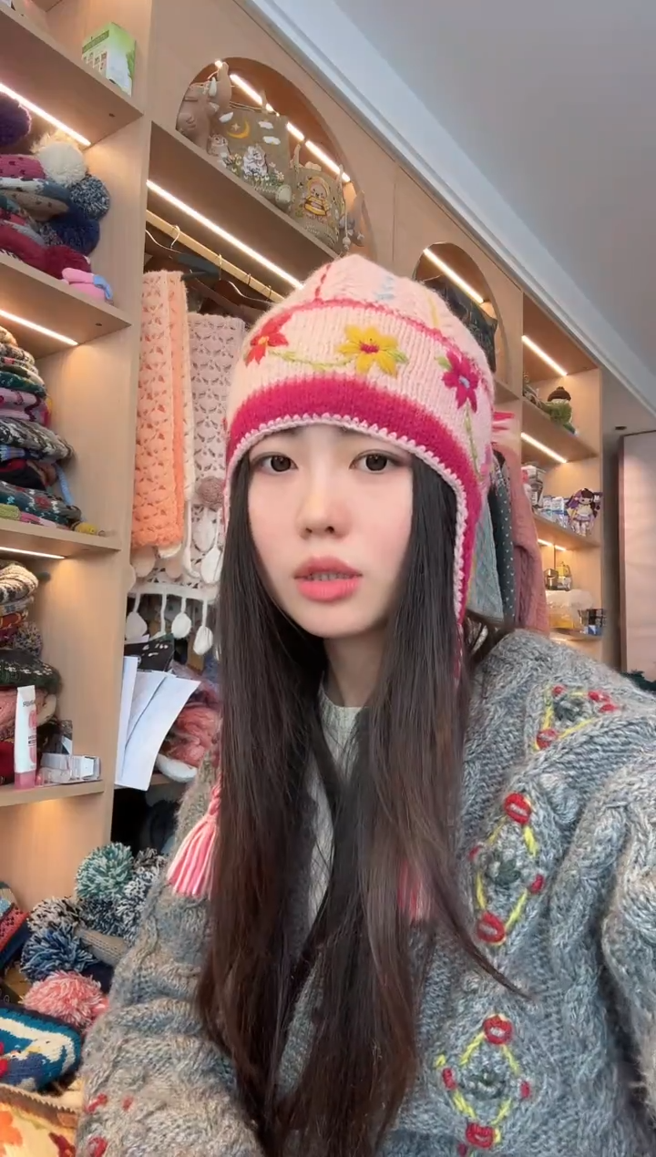 羊毛美利奴粉色刺绣护耳帽