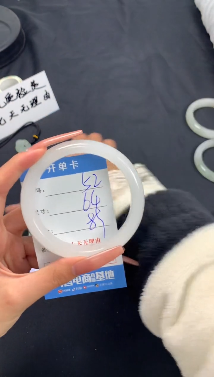 【闪购商品】石英质玉手镯未镶嵌A52