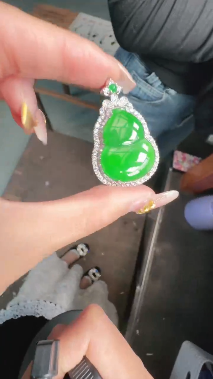 未镶嵌定制翡翠A货有轻微色差属于正常现象，葫芦1