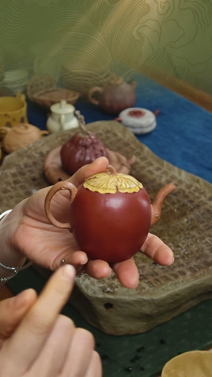 紫砂砂宴《小瓜贴塑盖紫砂壶》