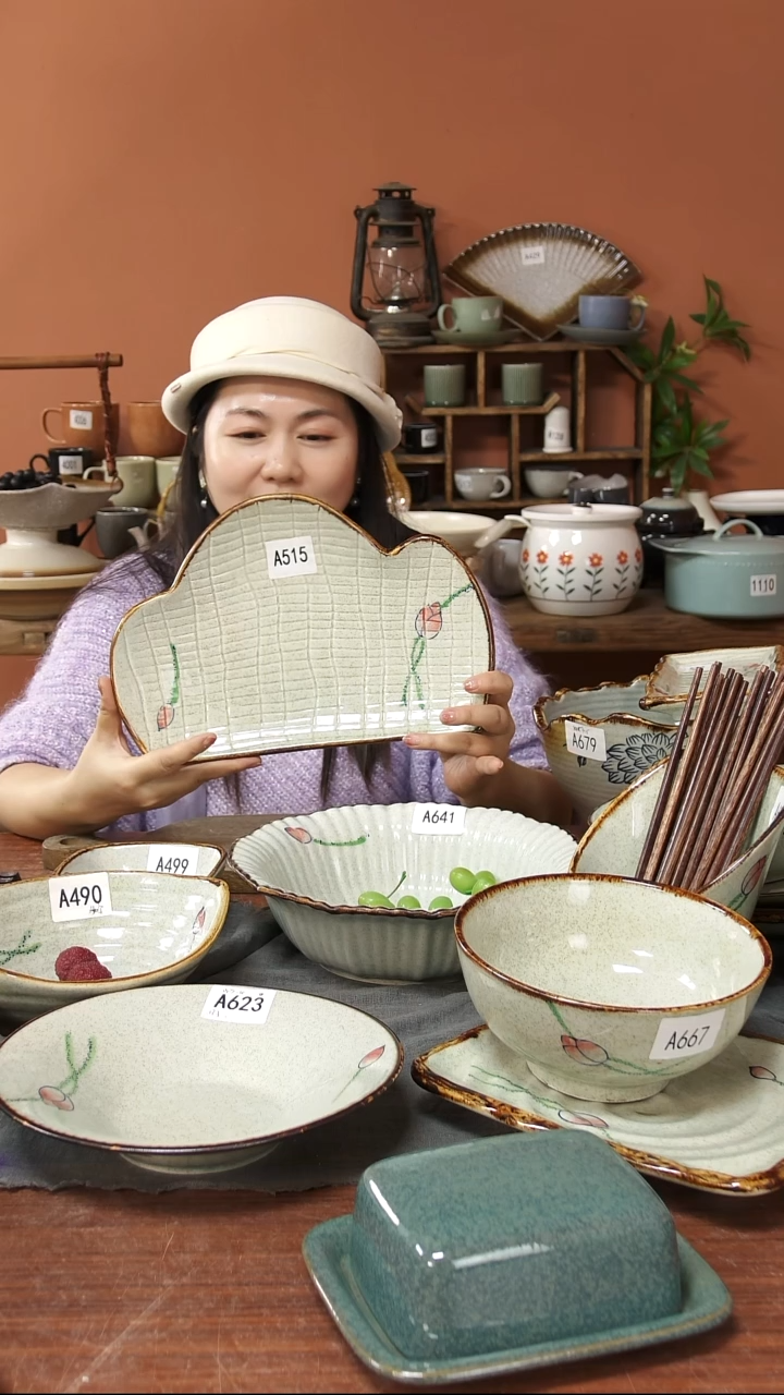 陶瓷A515 一只手绘荷花黑点山字盘30*20*4可能微瑕