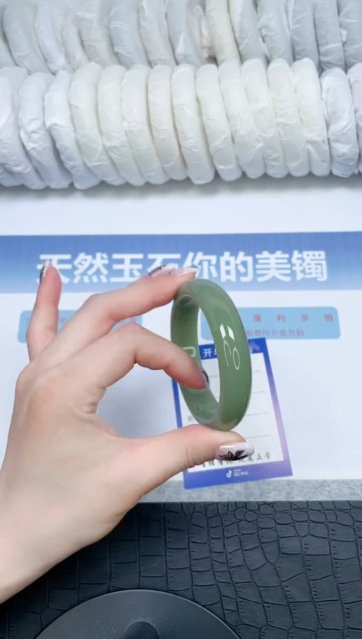 【闪购商品】石英质玉手镯未镶嵌60-54.4