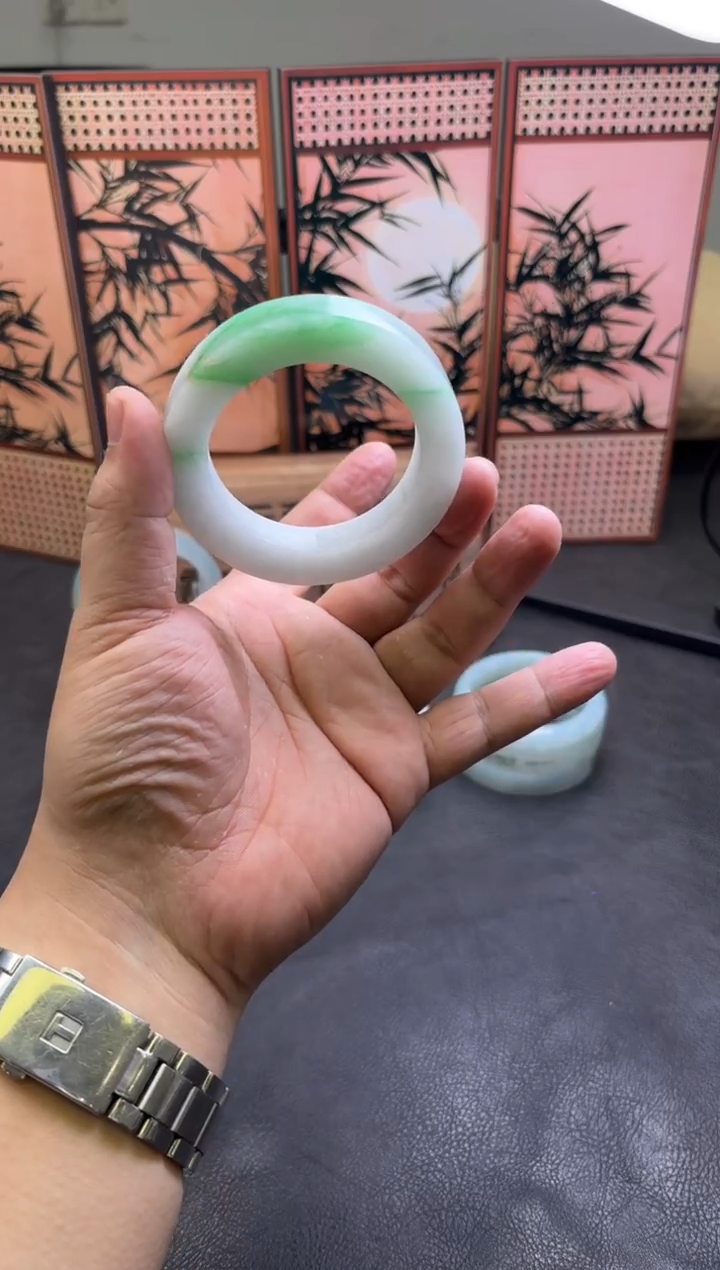 未镶嵌手镯定制翡翠何*怡手镯