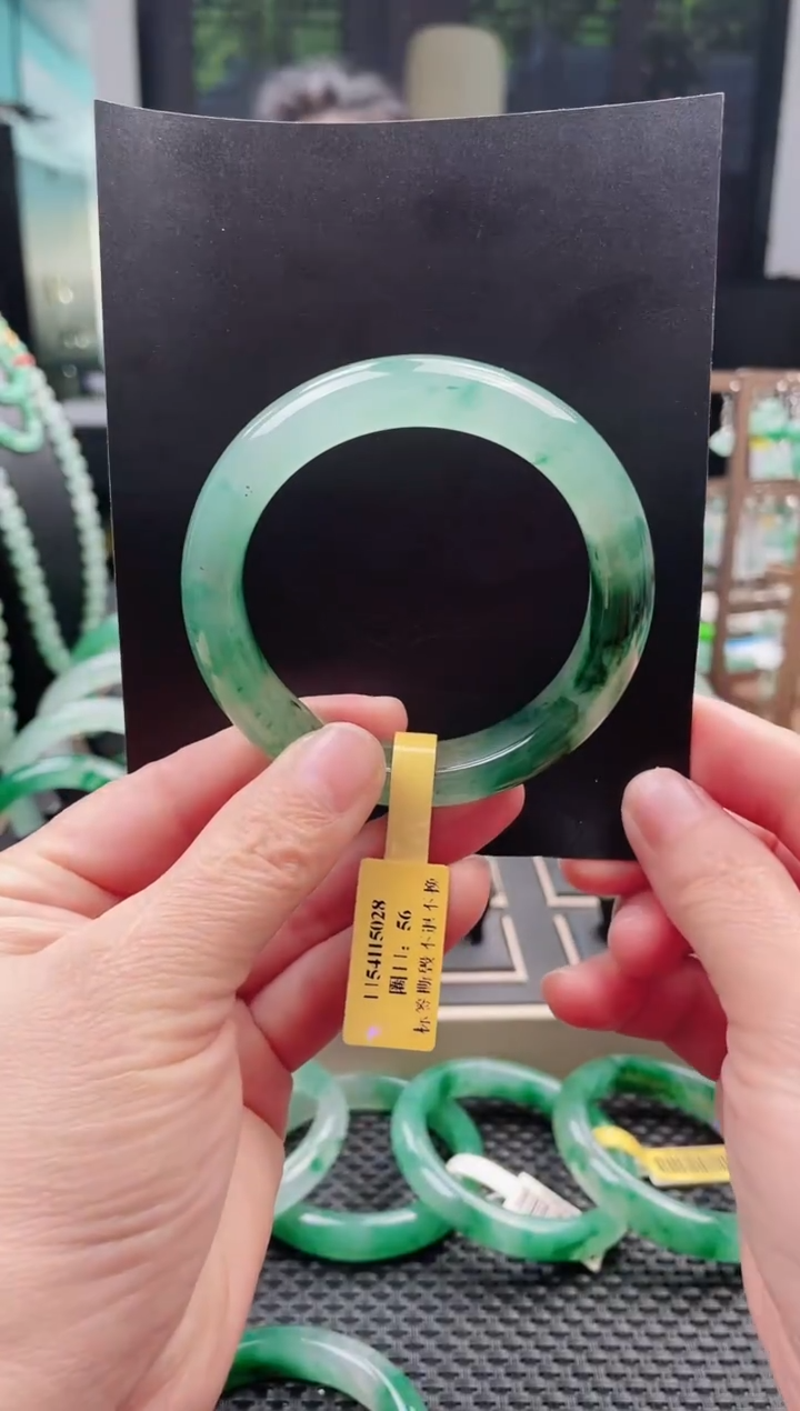 未镶嵌手镯石英质玉（非洲翠）手镯