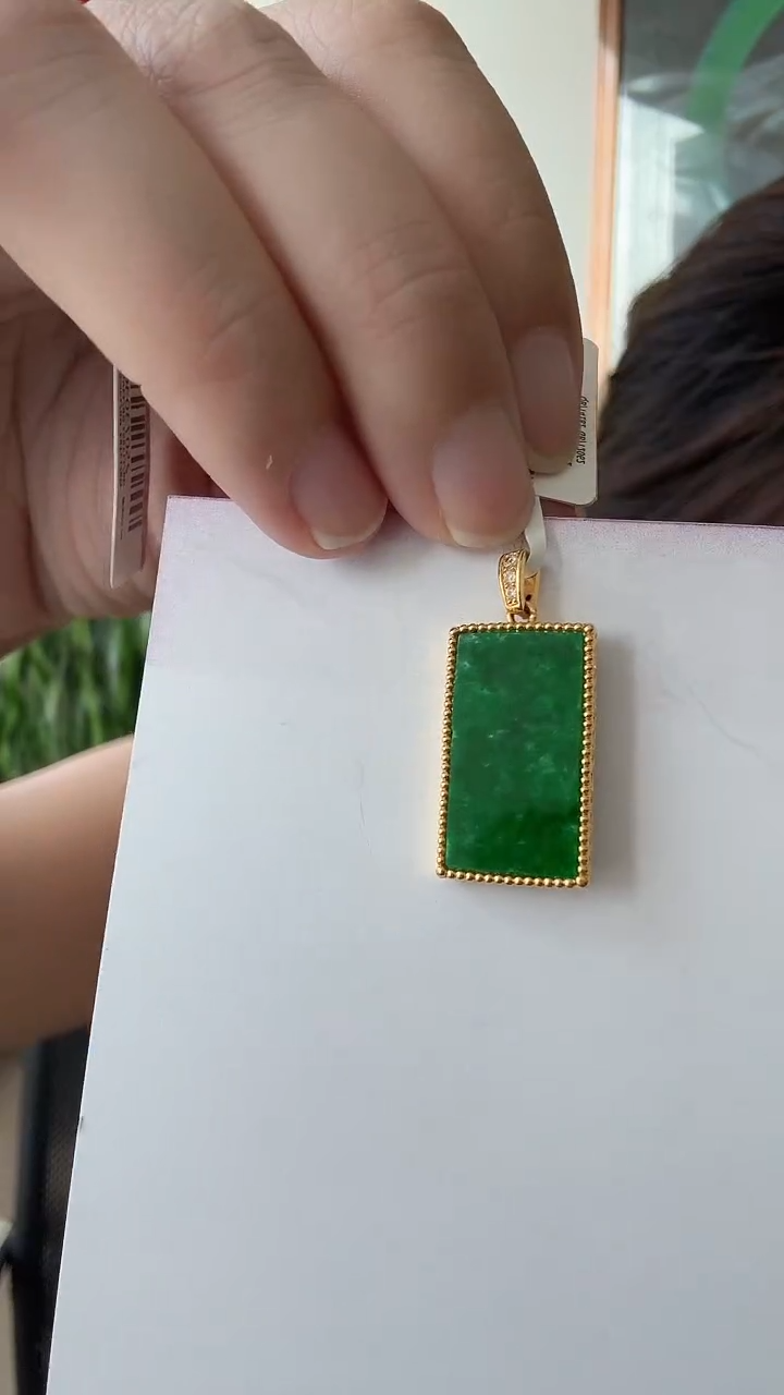 翡翠18K金镶嵌颈饰无事牌荣倩