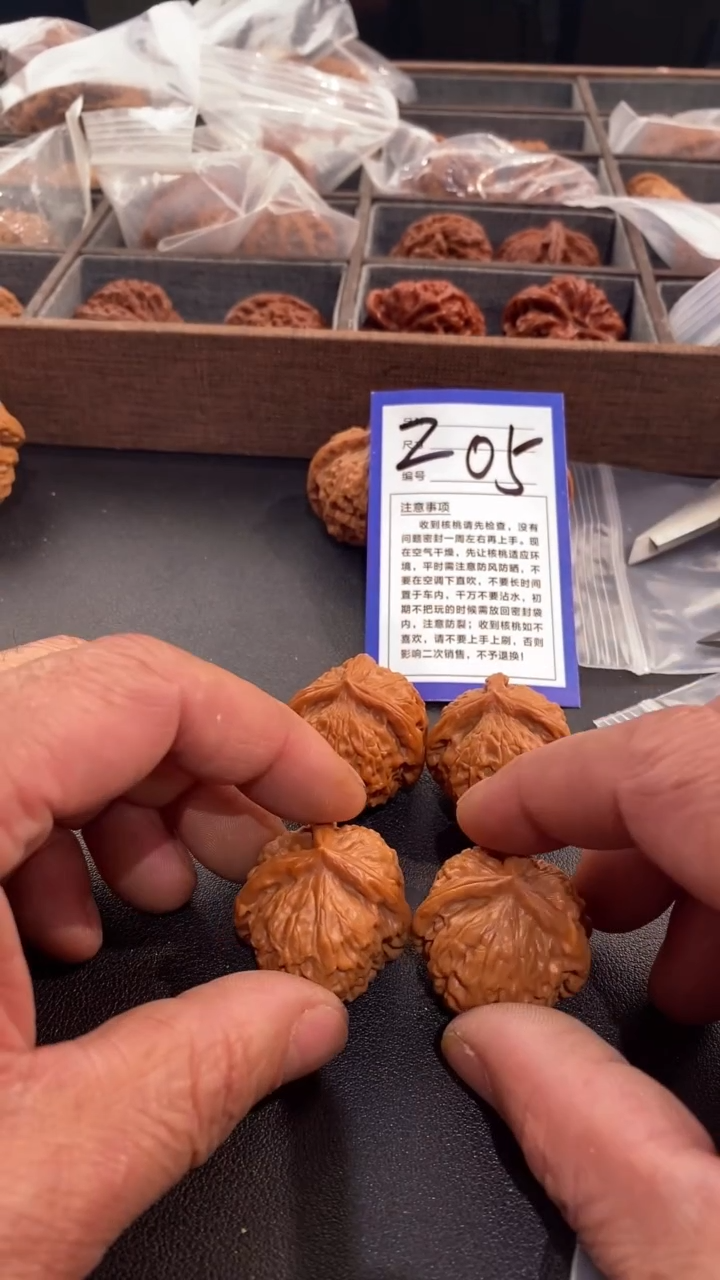 【闪购商品】文玩核桃把件34金锭三棱