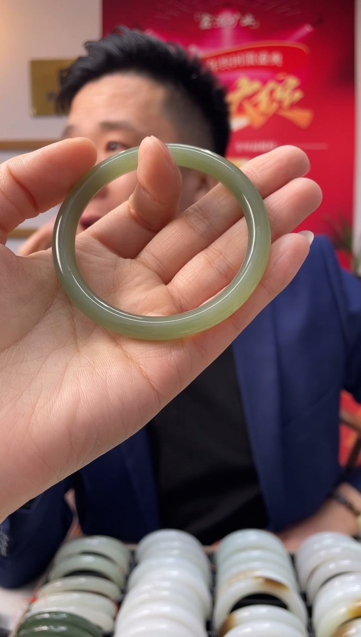 【闪购商品】和田玉手镯未镶嵌高冰皮山湖水手镯备注圈口随机发一