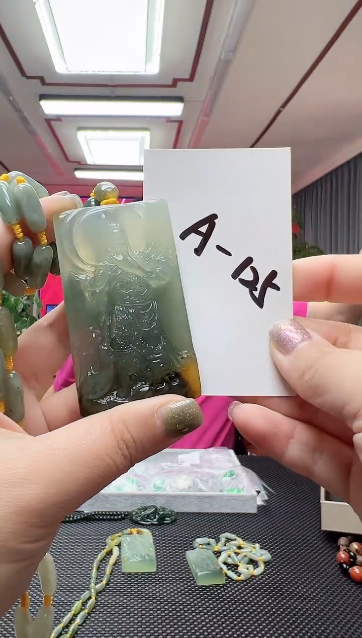 【闪购商品】蛇纹石玉挂件未镶嵌关公