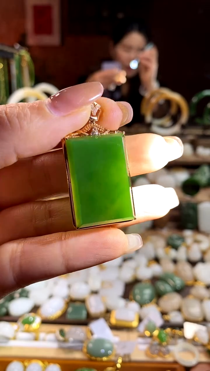 【闪购商品】和田玉吊坠18K金镶嵌。