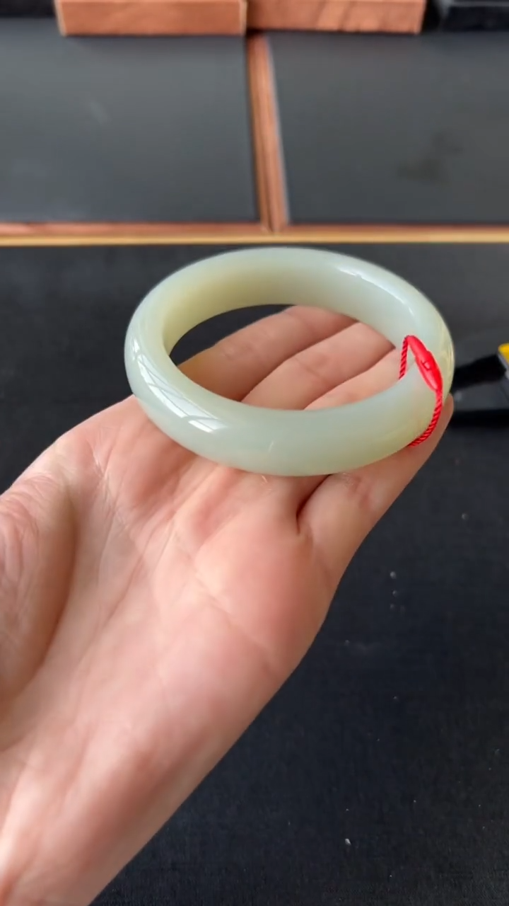 【闪购商品】和田玉手镯未镶嵌且末微色差近矿58+