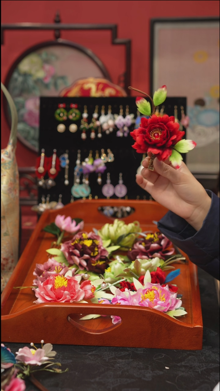 刺绣消**间非遗绒花饰品 