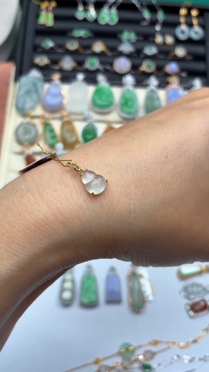 颈饰18K金镶嵌翡翠天然翡翠A货